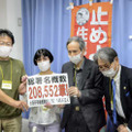 カジノを含む統合型リゾート施設誘致の是非を問う住民投票条例制定を巡り、記者会見で署名活動の結果について説明する市民団体のメンバーら＝6日午後、大阪府庁