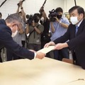 「内密出産制度」に関し、ガイドラインの私案を提出する慈恵病院の蓮田健院長（右）＝6日午後、熊本市役所