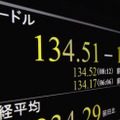 一時1ドル＝134円50銭近辺を付けた円相場を示すモニター＝9日午前、東京・東新橋