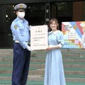 警視庁の交通安全広報大使に任命されたタレントの井上咲楽さん。左は早川智之交通部長＝20日午後、警視庁本部前