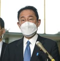 取材に応じる岸田首相＝20日午後、首相官邸