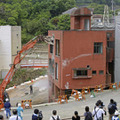 解体される静岡県熱海市の「丸越酒店」＝21日午前