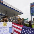 ガソリンスタンドの前でガソリン価格高騰に抗議する人々＝4日、米ロサンゼルス（AP＝共同）