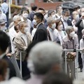 街頭演説に耳を傾ける有権者ら＝24日午前、横浜市