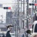 梅雨明けしたとみられる栃木県佐野市で、猛暑の中を歩く女性＝27日午後