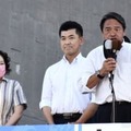 街頭演説する国民民主党の榛葉幹事長。中央は立憲民主党の泉代表、左は連合の芳野友子会長＝29日午後、三重県伊勢市