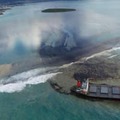 座礁した貨物船「WAKASHIO」と、海に流出した重油＝2020年8月、モーリシャス沖（運輸安全委員会提供）