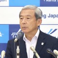 記者会見する成田国際空港会社の田村明比古社長＝30日、成田空港