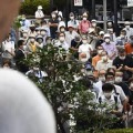 参院選の選挙戦で最後の日曜を迎え、街頭演説に耳を傾ける人たち＝3日午後、京都市