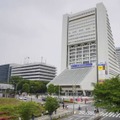 中野サンプラザ。左は中野区役所＝2021年、東京都中野区