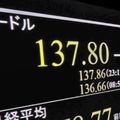 一時1ドル＝137円80銭台を付けた円相場を示すモニター＝13日夜、東京・東新橋