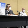 記者会見する遺族の有馬正春さん（左）ら＝17日午前、兵庫県明石市
