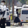 猛暑日となり、かげろうが立つ福岡県久留米市内＝昨年6月