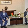 広島市役所で会談した松井一実市長（右）とベラルーシのルスラン・イエシン駐日大使＝21日午前