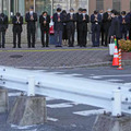 安倍元首相が銃撃された現場付近を訪れ手を合わせる知事ら＝28日午前6時54分、奈良市