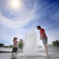 猛暑日が続く中、群馬県伊勢崎市の公園の噴水で遊ぶ子ども＝2日午後