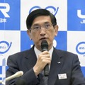 記者会見するJR西日本の長谷川一明社長＝3日午後、大阪市