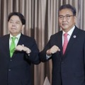 会談に臨む韓国の朴振外相（右）と林外相＝4日、プノンペン（外務省提供・共同）