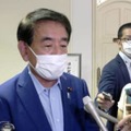 記者団の取材に応じる自民党の下村前政調会長（左）＝4日午後、東京・永田町の党本部