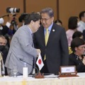 東アジアサミット外相会議直前、林外相（左）と会話を交わす韓国の朴振外相＝5日、カンボジア・プノンペン（共同）