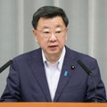 記者会見する松野官房長官＝8日午前、首相官邸