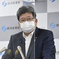 記者会見する萩生田経産相＝8日午前、経産省