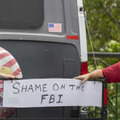 FBIの家宅捜索に抗議するトランプ前米大統領支持派＝9日、米フロリダ州パームビーチ（UPI＝共同）