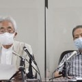 記者会見する梓沢和幸弁護士（左）ら＝26日午後、東京・霞が関の司法記者クラブ