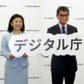 17日、デジタル庁での就任式で記念撮影に応じる河野デジタル相（右）と牧島前デジタル相