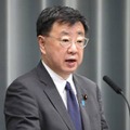 記者会見する松野官房長官＝7日午前、首相官邸