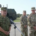 記者会見する陸上自衛隊の吉田圭秀陸上幕僚長（手前左）と米太平洋陸軍のフリン司令官（同右）＝8日午後、鹿児島県奄美市の陸自奄美駐屯地