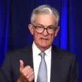 オンライン討論会に出席したFRBのパウエル議長＝8日、ワシントン（共同）
