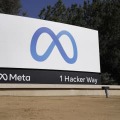 メタ（旧フェイスブック）の本社にあるロゴ＝2021年10月、米カリフォルニア州（AP＝共同）