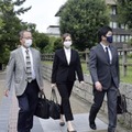 提訴のため奈良地裁へ向かうウクライナ人女性（中央）ら＝9日午前