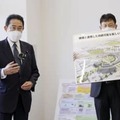 福島県浪江町を訪れ、「福島国際研究教育機構」の立地予定地を視察した岸田首相（左）＝17日午後（代表撮影）