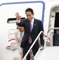 国連総会に出席するため、米ニューヨークへ出発する岸田首相。左は裕子夫人＝20日午前、羽田空港