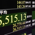 下げ幅が一時600円を超えた日経平均株価を示すモニター＝26日午前、東京・東新橋