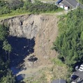 浜松市天竜区の土砂崩れ現場＝24日（共同通信社ヘリから）