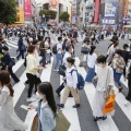 東京・渋谷の繁華街を行き交う人たち＝2021年