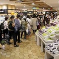 来店客で混み合う小田急百貨店新宿店の地下の食品売り場＝4日午前、東京都新宿区