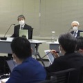 経産省担当者から説明を受ける原子力規制委の山中伸介委員長（左奥）ら＝5日午前、東京都港区