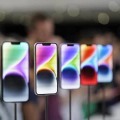 アップルのイベントで展示された「iPhone14」＝9月、米カリフォルニア州（AP＝共同）