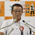 大阪市役所で記者会見する松井一郎市長＝6日午後