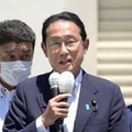 街頭演説する岸田首相＝2日午前、福井市