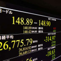 一時1ドル＝148円89銭まで下落した円相場を示すモニター＝17日夜、東京・東新橋
