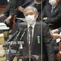 衆院予算委で答弁する日銀の黒田総裁＝18日午前