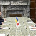 来日中のウクライナ議員団と面会する尾辻参院議長（右手前）＝18日午後、国会