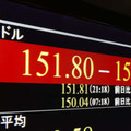1ドル＝151円台後半を付けた円相場を示すモニター＝21日午後、東京・東新橋