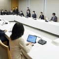 首相官邸で開かれた、政府のデジタル臨時行政調査会の会合＝27日正午ごろ