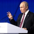 モスクワで開かれた討論フォーラムで演説するロシアのプーチン大統領＝27日（ロシア大統領府提供・ゲッティ＝共同）